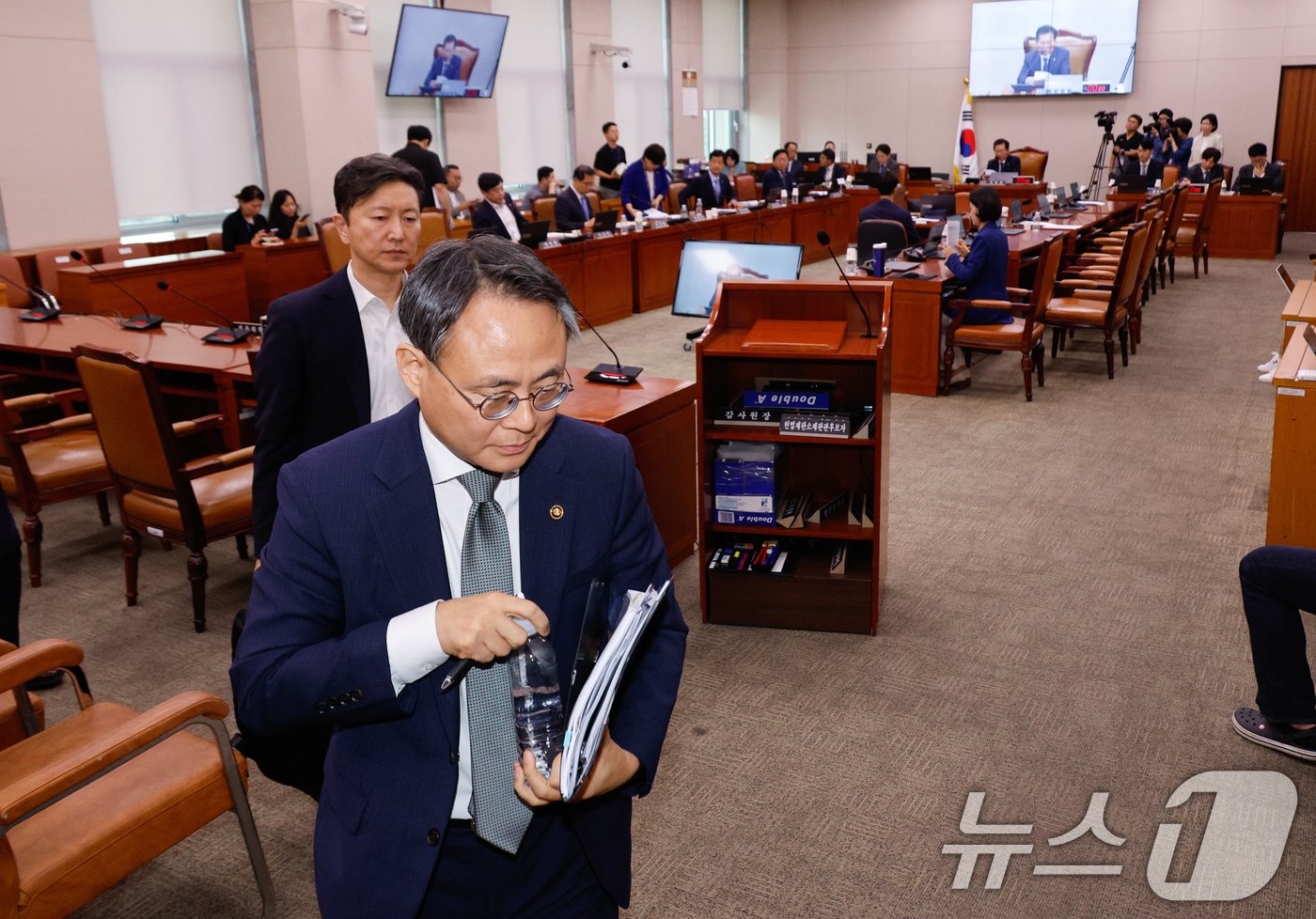 본문 이미지 - 고기동 행정안전부 차관이 11일 오후 서울 여의도 국회에서 열린 법제사법위원회 제418회국회&#40;정기회&#41; 제5차 전체회의에서 국민의힘 의원들 퇴장 속에 지역화폐법 개정안이 통과된 후 이석하고 있다. 2024.9.11/뉴스1 ⓒ News1 안은나 기자