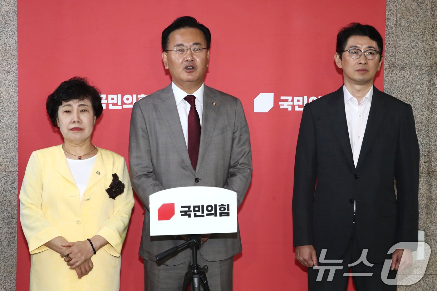 본문 이미지 - 국회 법사위 소속 국민의힘 유상범 간사와 조배숙, 주진우 의원이 11일 오후 서울 여의도 국회에서 법사위 일방적 진행 및 법안 일방 처리를 규탄하고 있다.2024.9.11/뉴스1 ⓒ News1 이광호 기자