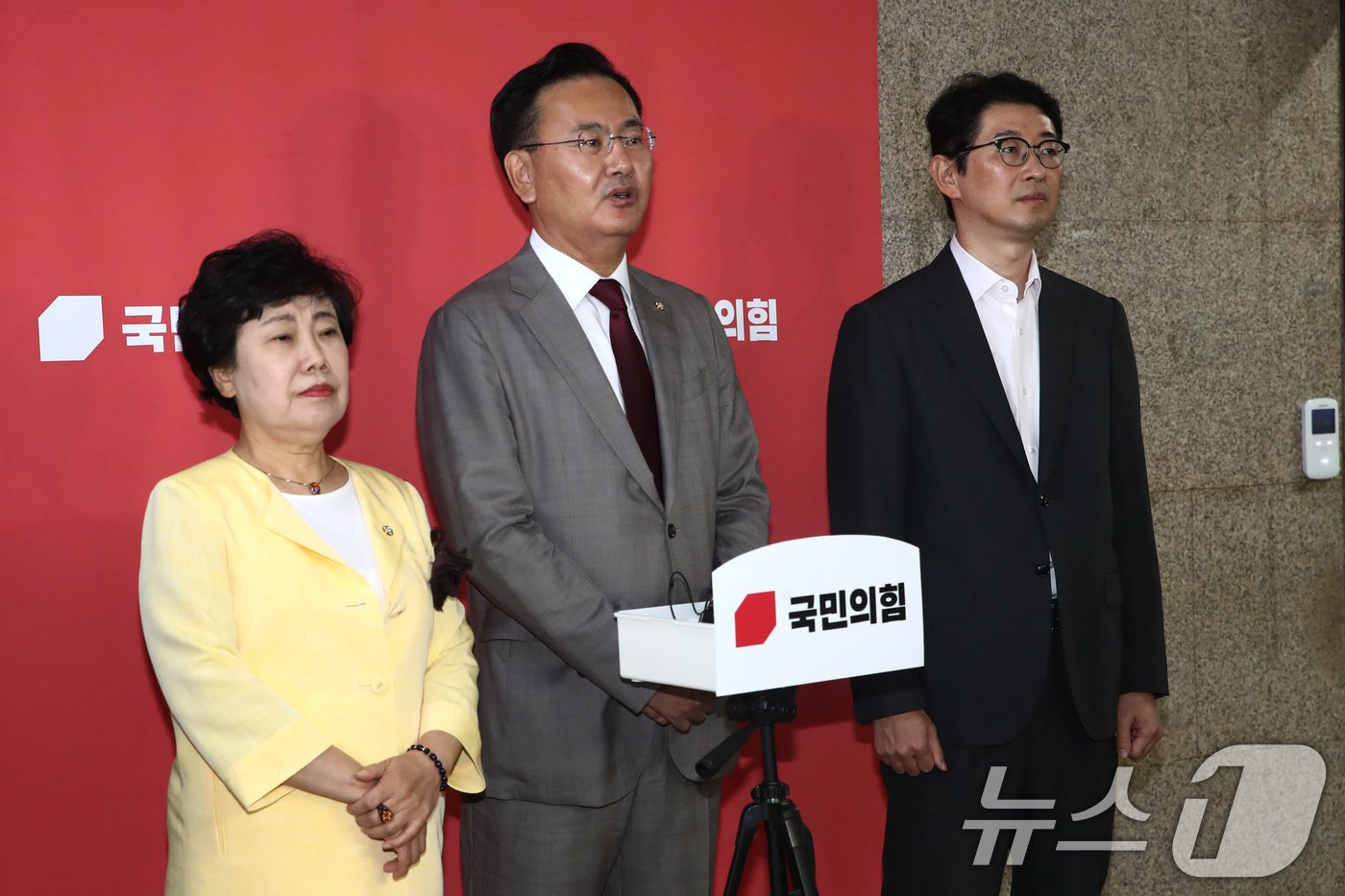 본문 이미지 - 국회 법사위 소속 국민의힘 유상범 간사와 조배숙, 주진우 의원이 11일 오후 서울 여의도 국회에서 법사위 일방적 진행 및 법안 일방 처리를 규탄하고 있다. 2024.9.11/뉴스1 ⓒ News1 이광호 기자