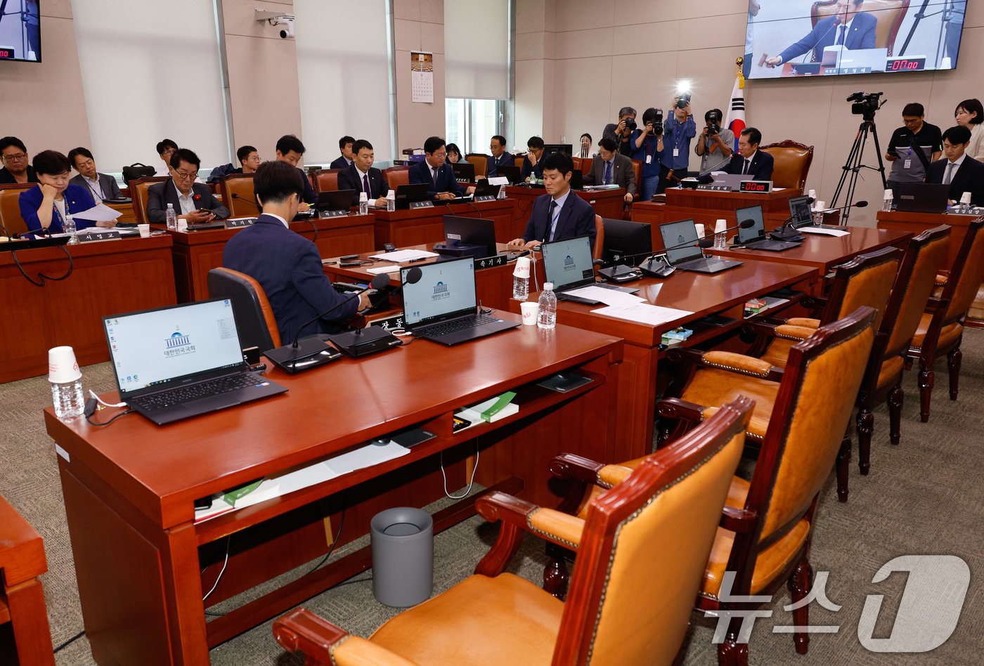 정청래 국회 법제사법위원회 위원장이 11일 오후 서울 여의도 국회에서 열린 법사위 제418회국회&#40;정기회&#41; 제5차 전체회의에서 국민의힘 의원들 퇴장 속에 의사봉을 두드리고 있다. 2024.9.11/뉴스1 ⓒ News1 안은나 기자