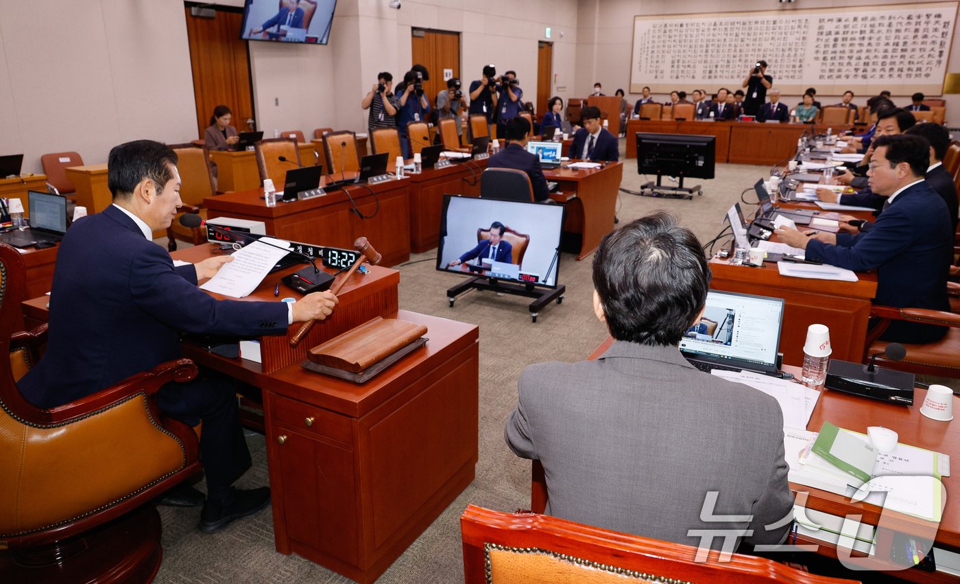 정청래 국회 법제사법위원회 위원장이 11일 오후 서울 여의도 국회에서 열린 법사위 제418회국회&#40;정기회&#41; 제5차 전체회의에서 국민의힘 의원들 퇴장 속에 의사봉을 두드리고 있다. 법사위는 이날 김건희 특검법, 채해병 특검법, 지역화폐법 개정안을 야당 단독 처리했다. 2024.9.11/뉴스1 ⓒ News1 안은나 기자