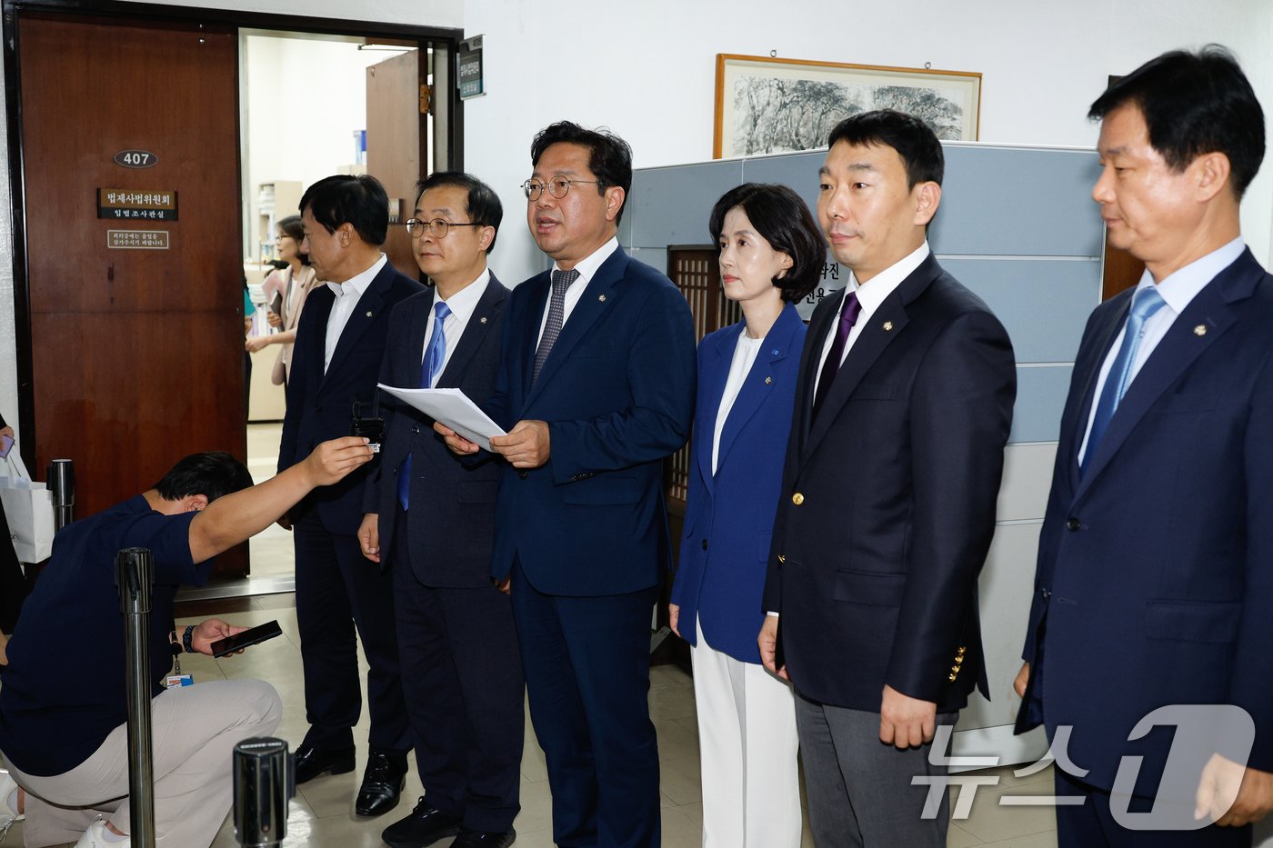 국회 법제사법위원회 김승원 간사를 비롯한 더불어민주당, 조국혁신당 의원들이 11일 오후 서울 여의도 국회에서 법제사법위원회 전체회의를 마친 후 백브리핑을 하고 있다. 왼쪽부터 이성윤, 이건태, 김승원, 박은정, 김용민, 박균택. 2024.9.11/뉴스1 ⓒ News1 안은나 기자