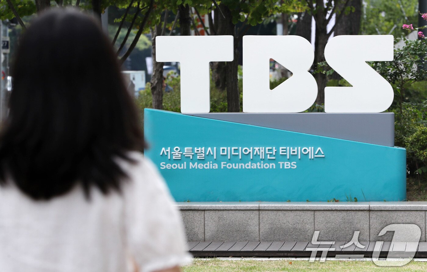 본문 이미지 - 11일 오후 서울 마포구 TBS 사옥 앞으로 관계자가 지나고 있다. 2024.9.11 ⓒ 뉴스1 박세연 기자
