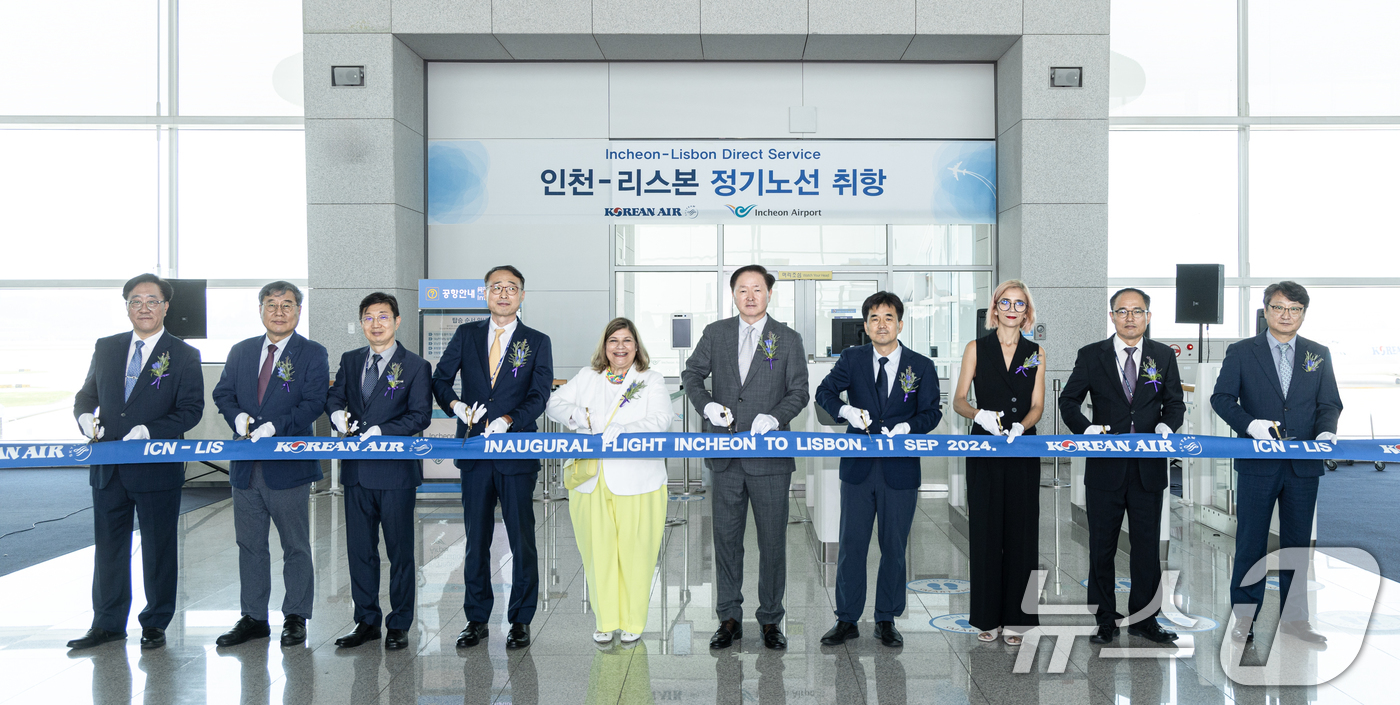 (서울=뉴스1) = 11일 오전 인천국제공항 제2터미널에서 열린 대한항공의 포르투갈 리스본 직항노선 신규 취항 기념 행사에서  우기홍 대한항공 대표이사 사장(오른쪽 다섯 번째), …
