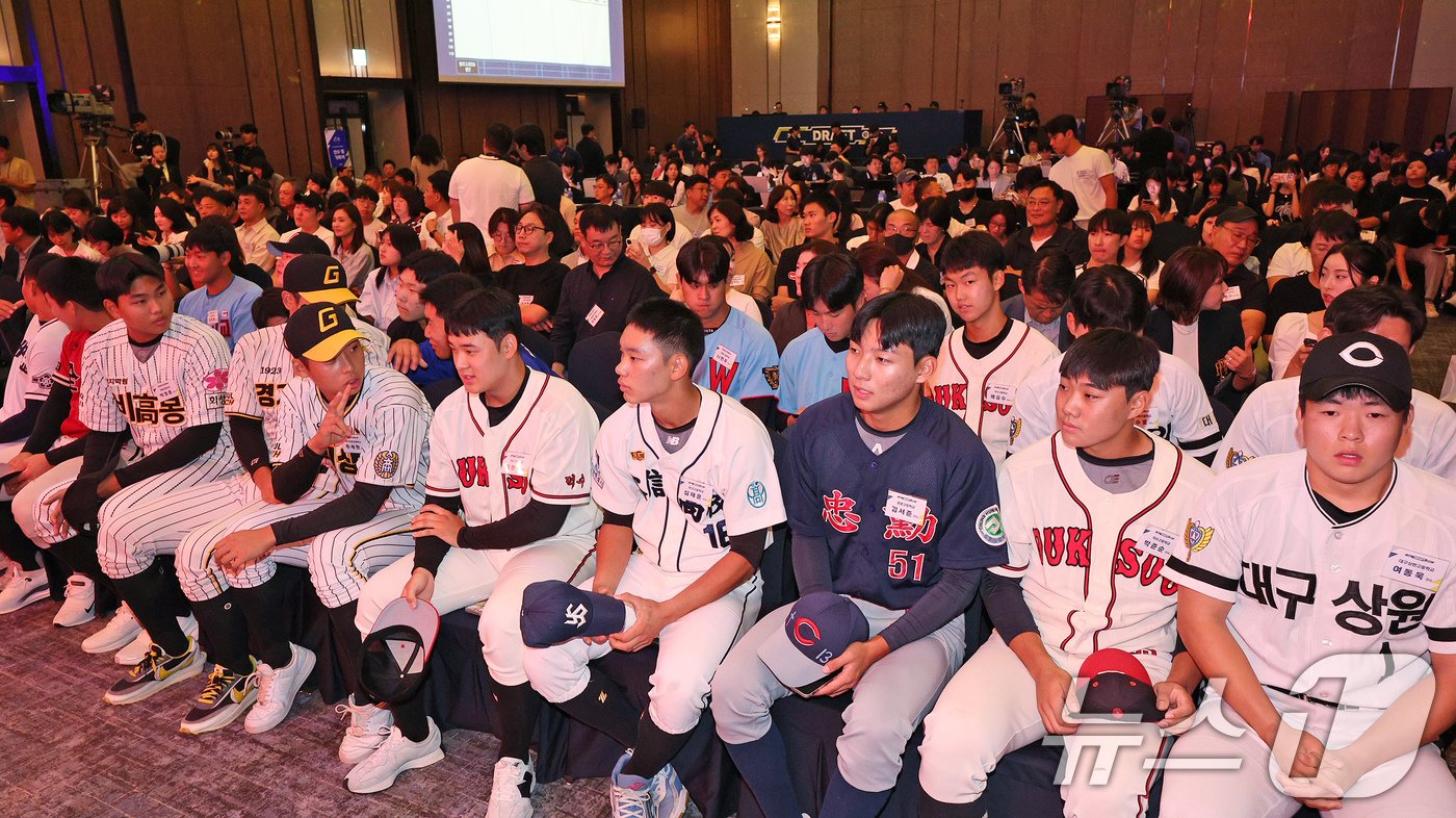 11일 오후 서울 송파구 롯데호텔 월드에서 열린 ‘2025 KBO 신인 드래프트’에 참가한 선수들이 자리에 앉아 있다. 2024.9.11/뉴스1 ⓒ News1 장수영 기자