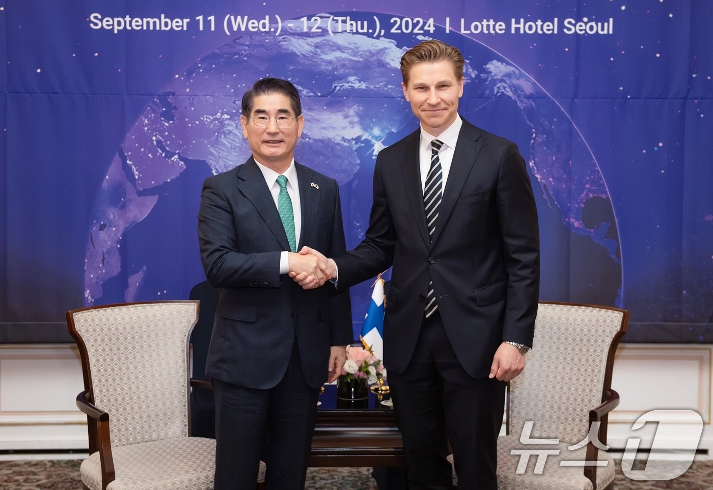 본문 이미지 - 김용현 국방부 장관이 11일 서울 중구 소공동 롯데호텔에서 &#39;제13차서울안보대화&#39; 참석차 방한한 안띠 핵캐넨 핀란드 국방부 장관과 회담 기념 악수하고 있다. &#40;국방부 제공&#41; 2024.9.11/뉴스1