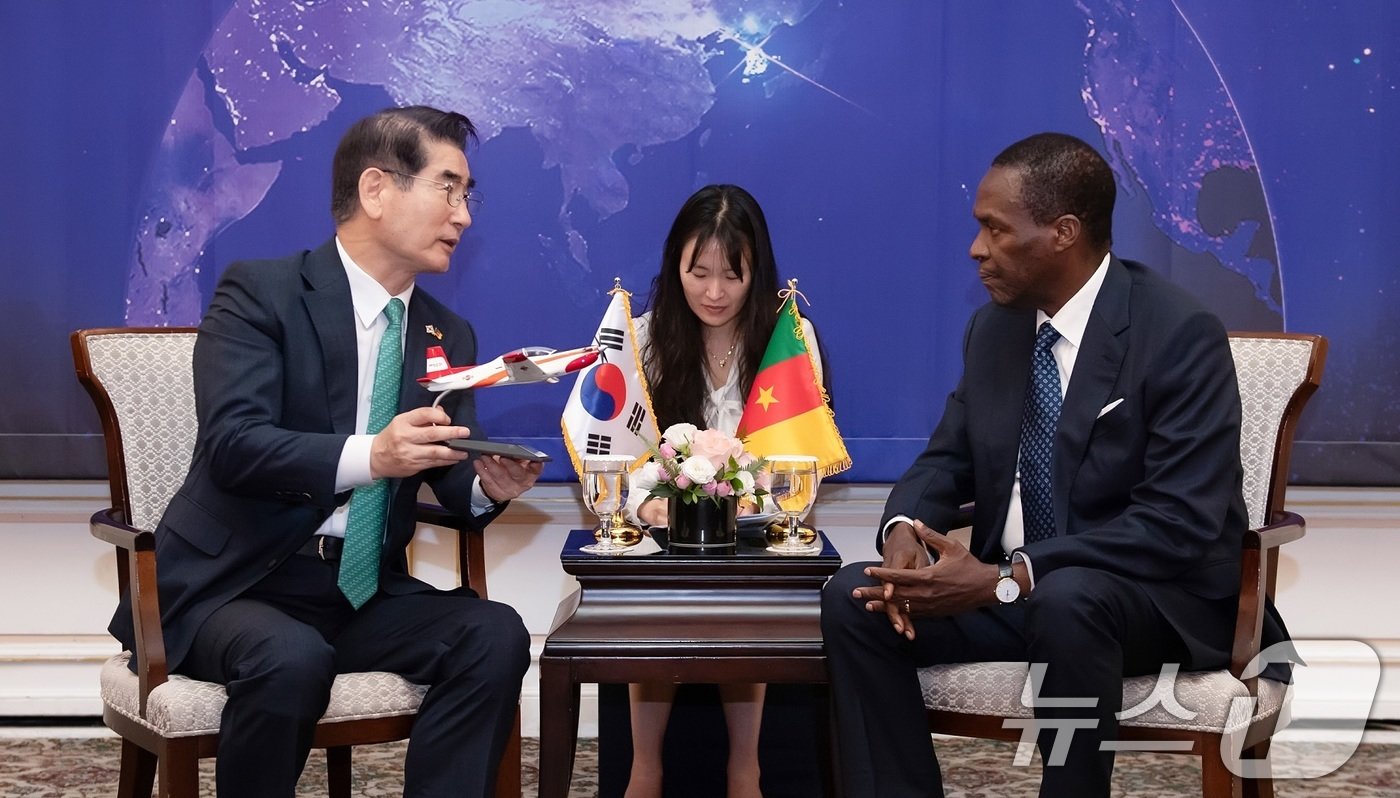 본문 이미지 - 김용현 국방부 장관이 11일 서울 중구 소공동 롯데호텔에서 조셉베티아쏘모 카메룬 국방부 장관과 회담하고 있다. &#40;국방부 제공&#41; 2024.9.11/뉴스1