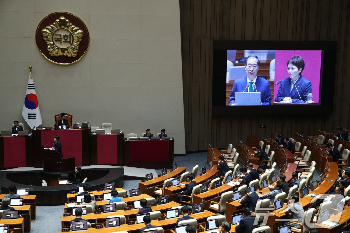 본문 이미지 - 한덕수 국무총리가 11일 오후 서울 여의도 국회 본회의장에서 열린 경제분야 대정부질문에 출석해 이언주 더불어민주당 의원 질의에 답하고 있다. 2024.9.11/뉴스1 ⓒ News1 이광호 기자