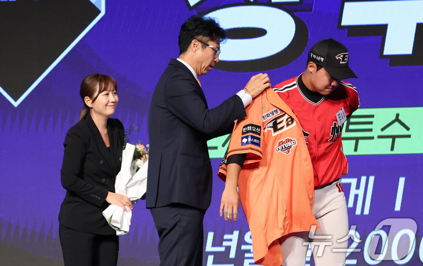 (서울=뉴스1) 장수영 기자 = 11일 오후 서울 송파구 롯데호텔 월드에서 열린 ‘2025 KBO 신인 드래프트’에서 한화 1라운드 2순위로 지명된 정우주(전주고)가 한화 손혁 단 …