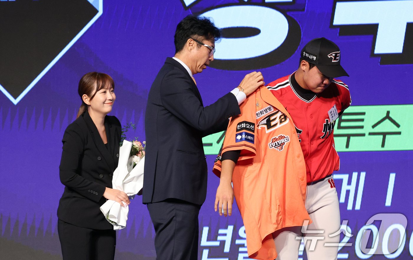 본문 이미지 - 11일 오후 서울 송파구 롯데호텔 월드에서 열린 ‘2025 KBO 신인 드래프트’에서 한화 1라운드 2순위로 지명된 정우주(전주고)가 한화 손혁 단장으로부터 유니폼을 받고 있다. 2024.9.11/뉴스1 ⓒ News1 장수영 기자