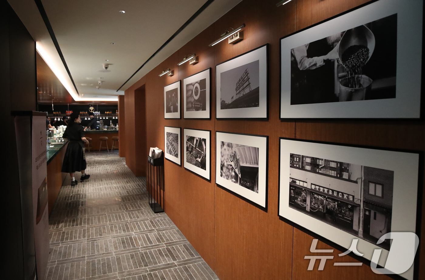 (서울=뉴스1) 임세영 기자 = 스타벅스 코리아는 스타벅스 리저브 국내 도입 10주년을 맞아 10번째 스페셜 스토어 '장충라운지R점'을 신규 오픈한다고 11일 밝혔다.오는 12일 …