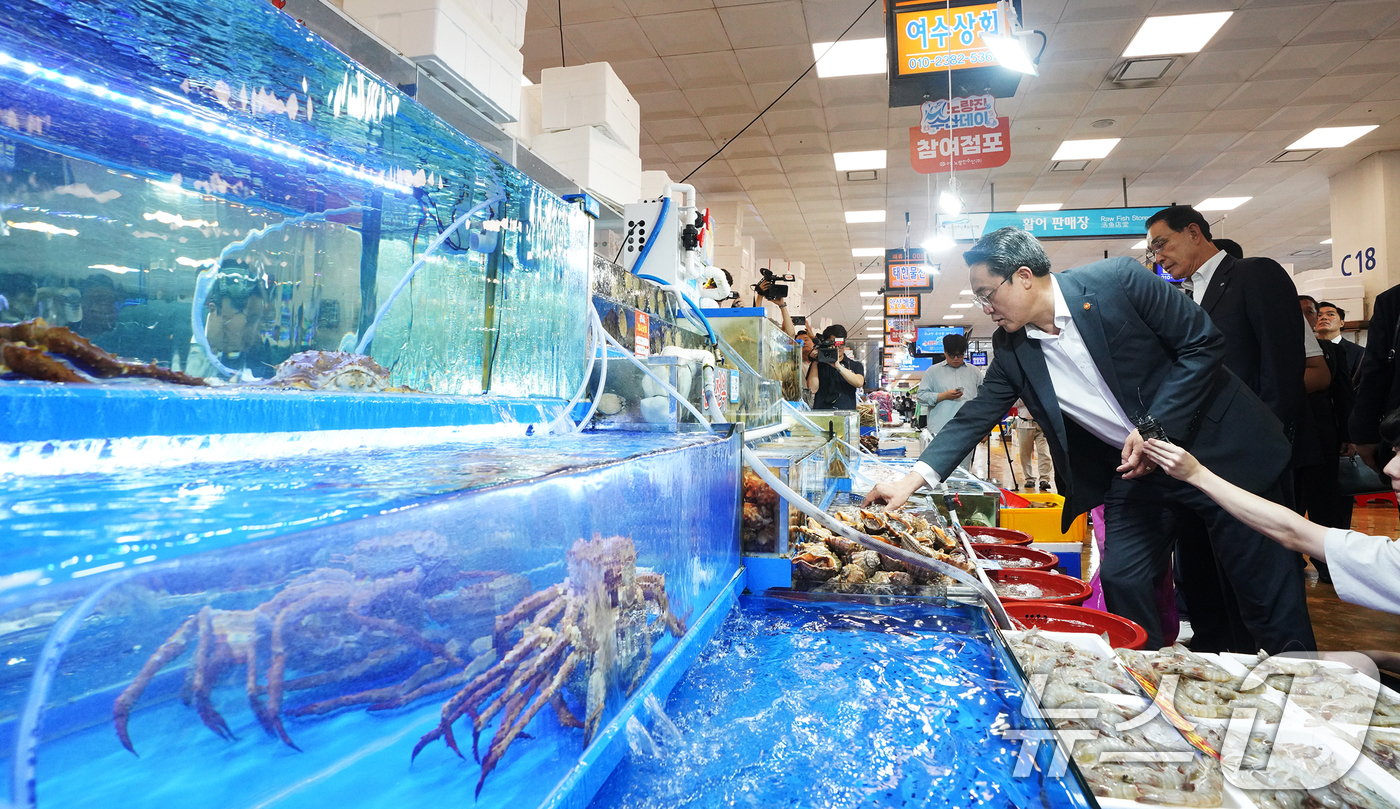 (서울=뉴스1) = 강도형 해양수산부 장관이 추석 명절을 앞둔 11일 서울 동작구 노량진수산시장을 찾아 물가와 소비 동향을 점검하고 있다. (해양수산부 제공) 2024.9.11/뉴 …