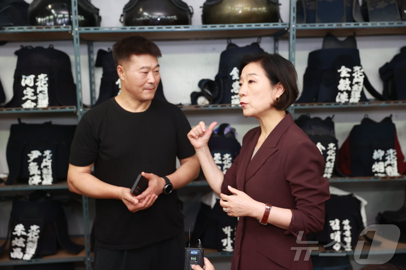 본문 이미지 - 오영주 중소벤처기업부 장관이 서울 종로구 통인시장 소재 검도장을 방문해 온누리상품권 가맹 소감을 듣고 있다.(중소벤처기업부 제공)