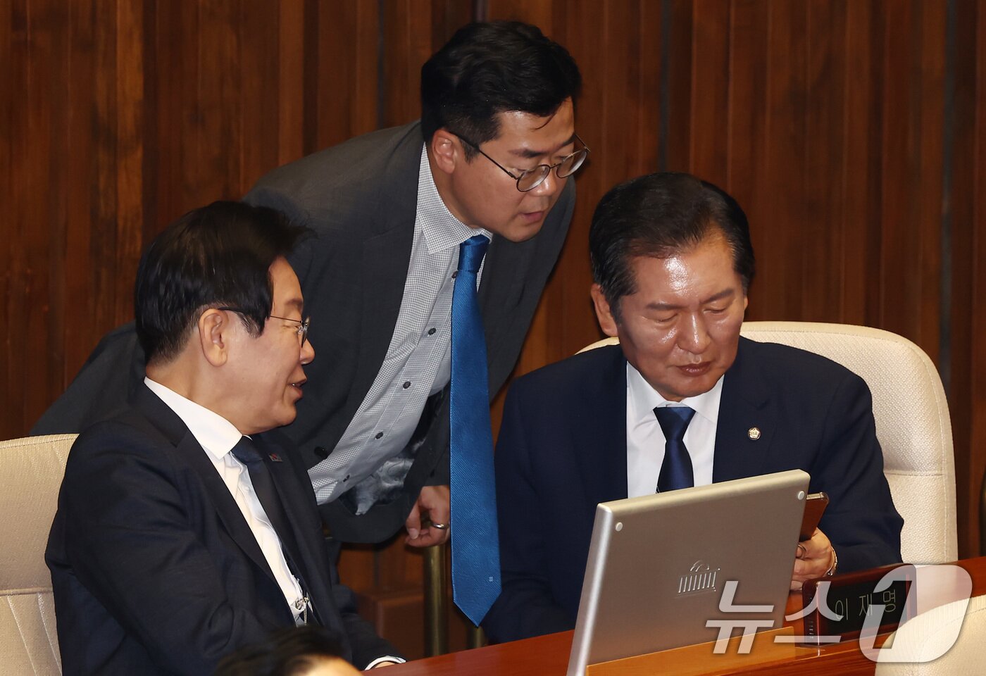 본문 이미지 - 더불어민주당 이재명 대표와 박찬대 원내대표, 정청래 의원이 11일 오후 서울 여의도 국회에서 열린 제418회국회(정기회) 제6차 본회의에서 대화하고 있다. 2024.9.11/뉴스1 ⓒ News1 김민지 기자