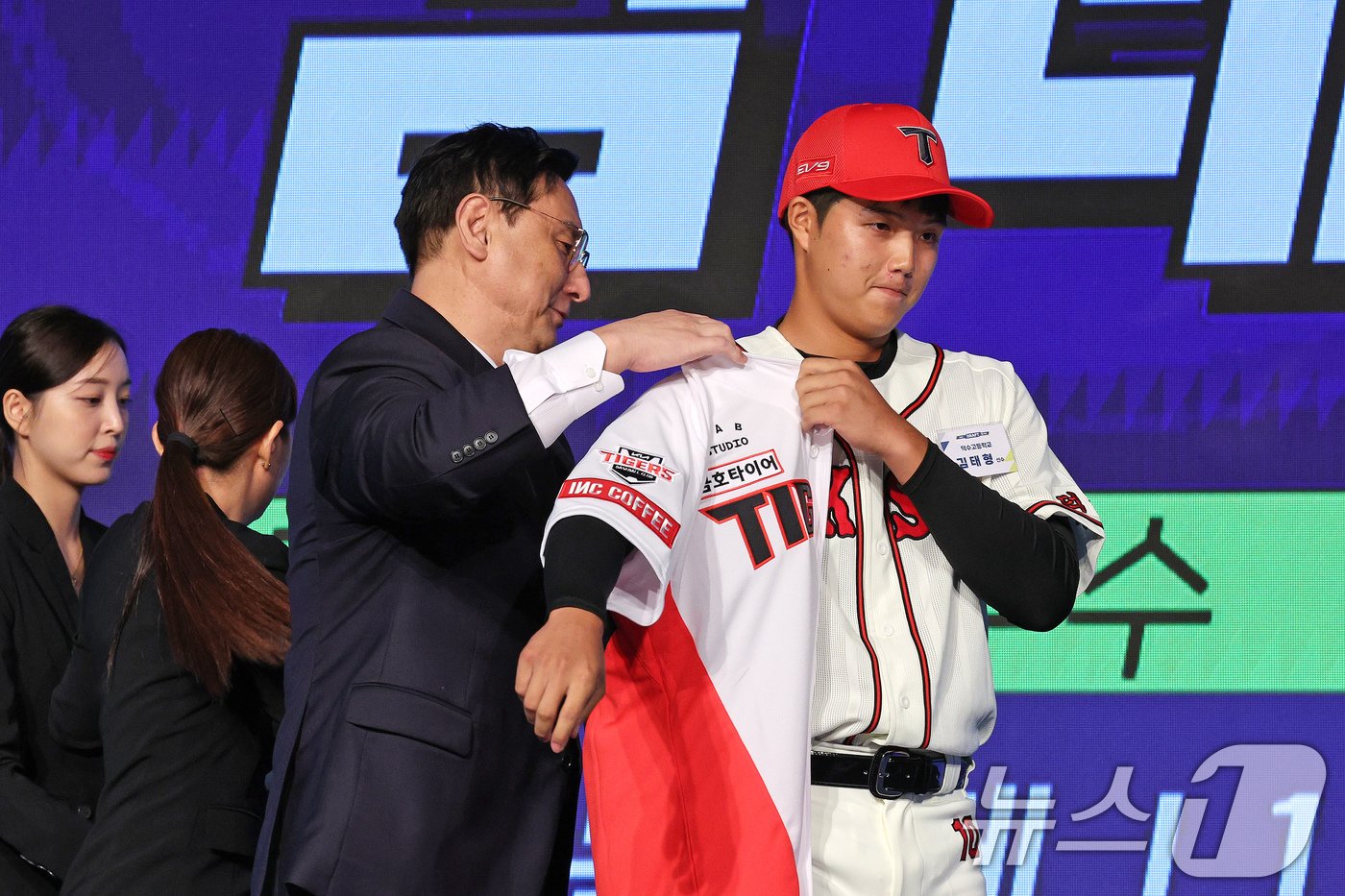 본문 이미지 - 11일 오후 서울 송파구 롯데호텔 월드에서 열린 ‘2025 KBO 신인 드래프트’에서 기아 1라운드 5순위로 지명된 김태형(덕수고)가 기아 심재학 단장으로부터 유니폼을 받고 있다. 2024.9.11/뉴스1 ⓒ News1 장수영 기자
