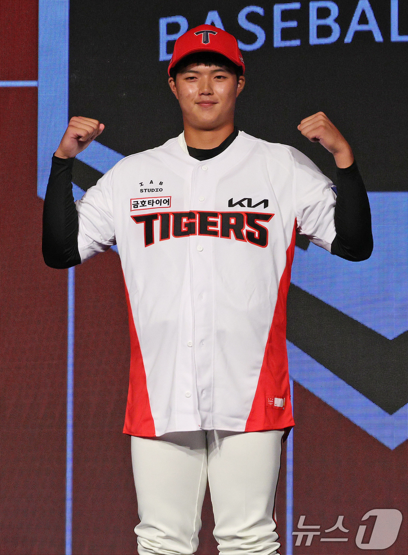 (서울=뉴스1) 장수영 기자 = 11일 오후 서울 송파구 롯데호텔 월드에서 열린 ‘2025 KBO 신인 드래프트’에서 기아 1라운드 5순위로 지명된 김태형(덕수고)이 기아 심재학 …