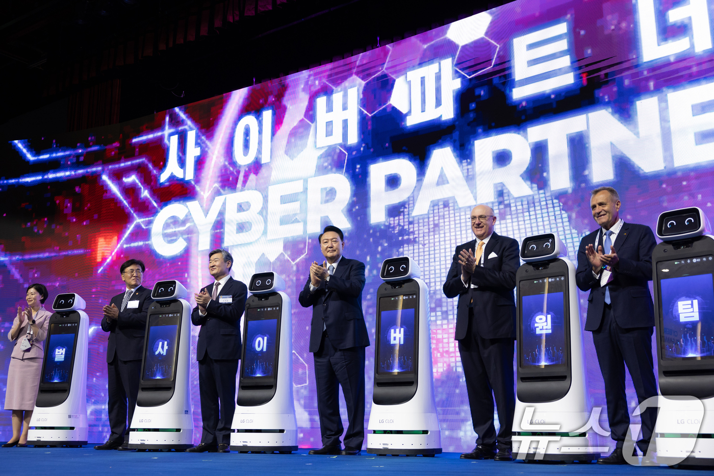 (서울=뉴스1) 송원영 기자 = 윤석열 대통령이 11일 서울 강남구 코엑스에서 열린 사이버 서밋 코리아(CSK) 2024 개회식에서 '원팀' 세리머니를 하고 있다.왼쪽부터 이수현 …