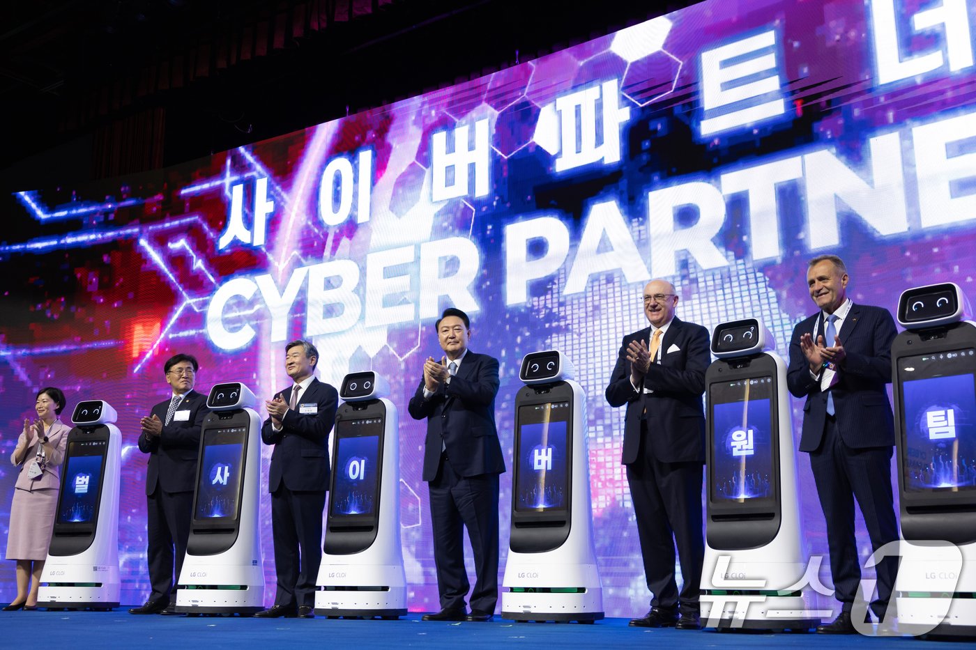 본문 이미지 - 윤석열 대통령이 11일 서울 강남구 코엑스에서 열린 사이버 서밋 코리아(CSK) 2024 개회식에서 '원팀' 세리머니를 하고 있다. 왼쪽부터 이수현 윈스 CISO, 유상임 과기부장관, 조태용 국정원장, 윤 대통령, 볼프강 앙거홀처 주한오스트리아 대사, 아르메아누 체자르 마놀레 주한루마니아 대사. (대통령실 제공) 2024.9.11/뉴스1 ⓒ News1 송원영 기자