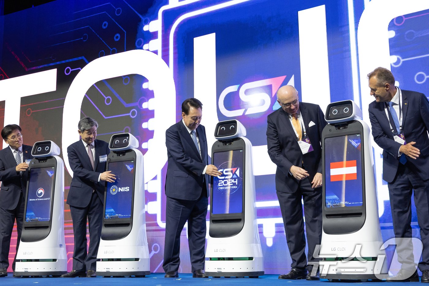 본문 이미지 - 윤석열 대통령이 11일 서울 강남구 코엑스에서 열린 사이버 서밋 코리아(CSK) 2024 개회식에서 '원팀' 세리머니를 하고 있다. 왼쪽부터 유상임 과기부장관, 조태용 국정원장, 윤 대통령, 볼프강 앙거홀처 주한오스트리아 대사, 아르메아누 체자르 마놀레 주한루마니아 대사. (대통령실 제공) 2024.9.11/뉴스1 ⓒ News1 송원영 기자