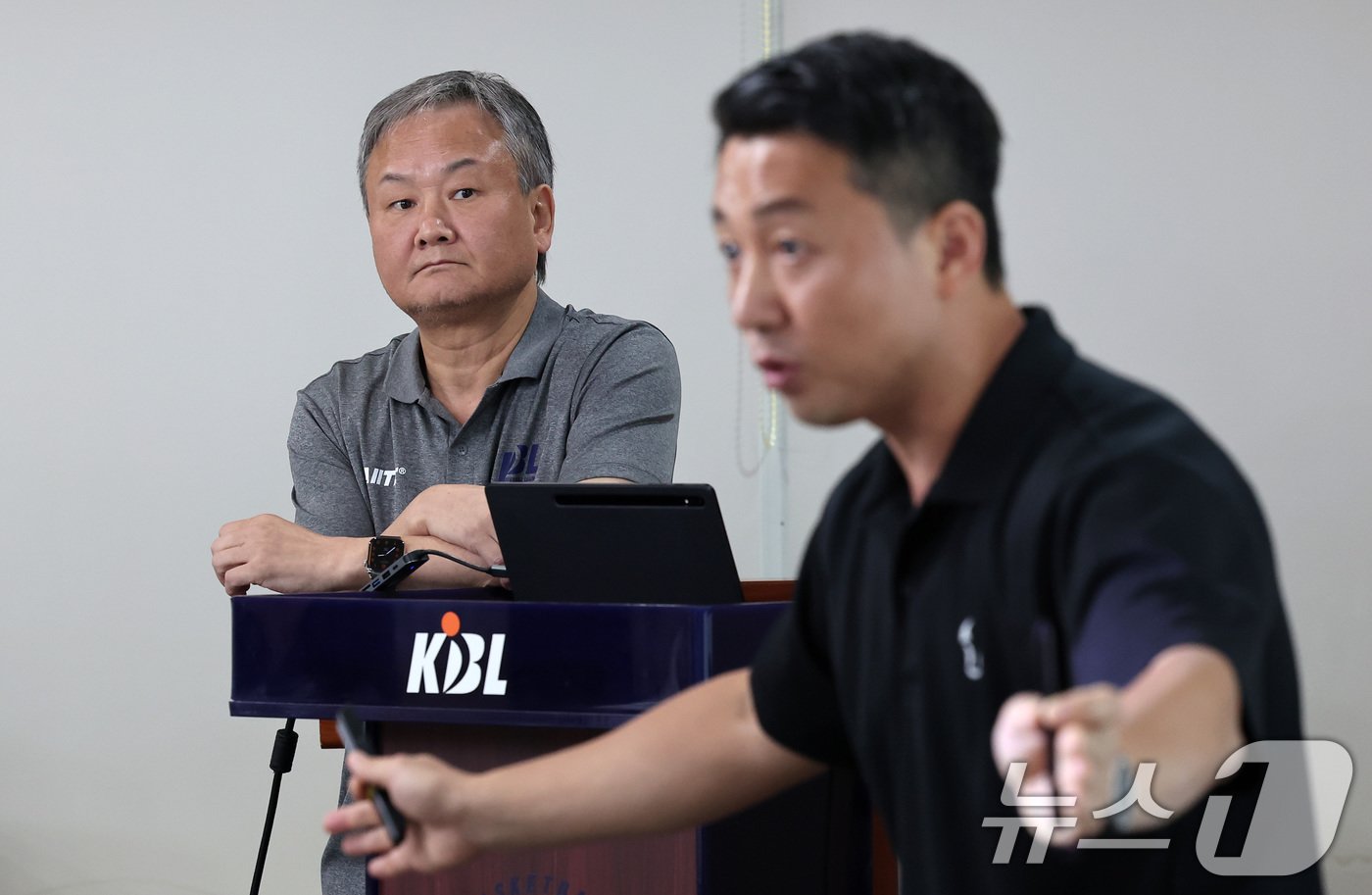 본문 이미지 - 유재학 KBL 경기본부장이 11일 서울 강남구 신사동 KBL 센터에서 열린 2024-2025 시즌 규칙 설명회에서 U파울에 대한 취재진의 질문에 답하는 이승무 심판을 바라보고 있다. 2024.9.11/뉴스1 ⓒ News1 김성진 기자
