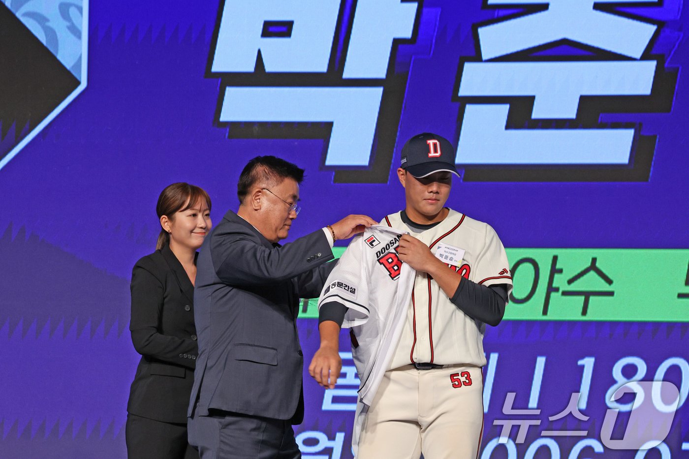 본문 이미지 - 11일 오후 서울 송파구 롯데호텔 월드에서 열린 ‘2025 KBO 신인 드래프트’에서 두산 1라운드 6순위로 지명된 박준순(덕수고)가 두산 김태룡 단장으로부터 유니폼을 받고 있다. 2024.9.11/뉴스1 ⓒ News1 장수영 기자