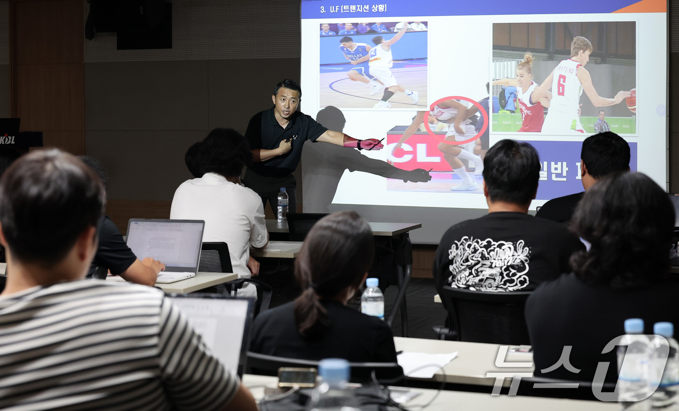 (서울=뉴스1) 김성진 기자 = 이승무 KBL 심판이 11일 서울 강남구 신사동 KBL 센터에서 열린 2024-2025 시즌 규칙 설명회에서 설명하고 있다. 2024.9.11/뉴스 …