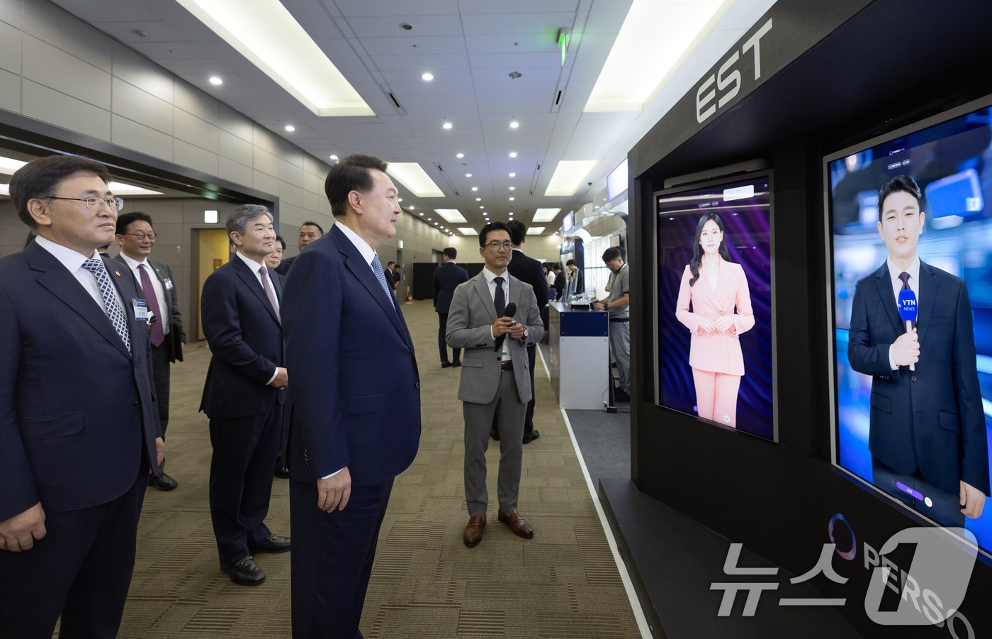 본문 이미지 - 윤석열 대통령이 11일 서울 강남구 코엑스에서 열린 '사이버 서밋 코리아(CSK) 2024'에서 이스트소프트 정상원 대표로부터 AI 휴먼 키오스크 시연에 대한 설명을 듣고 있다. (대통령실 제공) 2024.9.11/뉴스1 ⓒ News1 송원영 기자