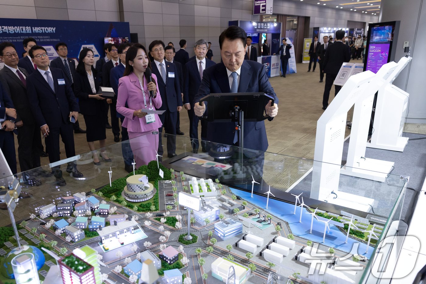 본문 이미지 - 윤석열 대통령이 11일 서울 강남구 코엑스에서 열린 '사이버 서밋 코리아(CSK) 2024'에서 한국전력 부스를 방문, 증강현실로 에너지타운 모형의 전력망 보호 기술을 살펴보고 있다. (대통령실 제공) 2024.9.11/뉴스1 ⓒ News1 송원영 기자