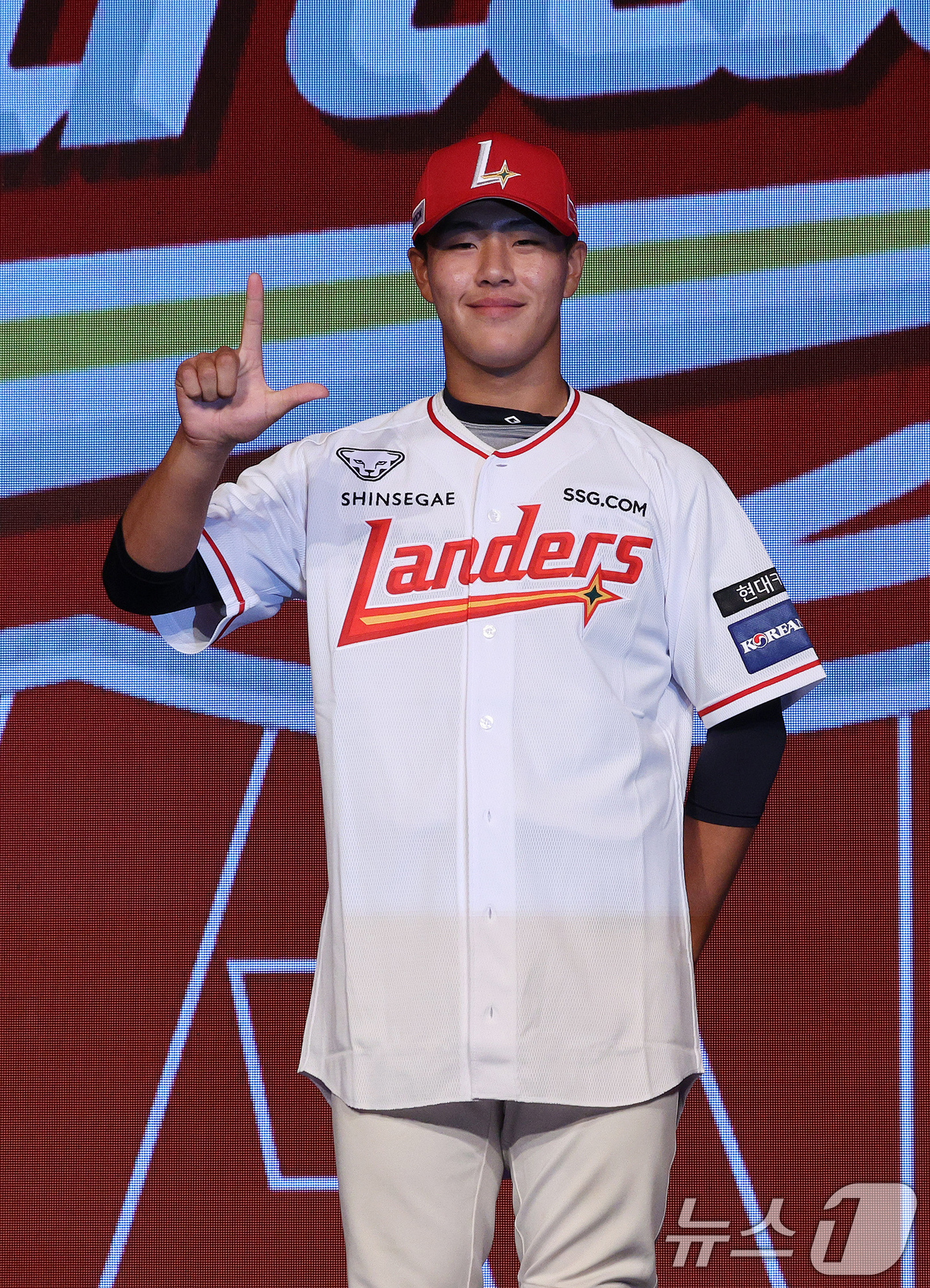 (서울=뉴스1) 장수영 기자 = 11일 오후 서울 송파구 롯데호텔 월드에서 열린 ‘2025 KBO 신인 드래프트’에서 SSG 1라운드 8순위로 지명된 이율예(강릉고)가 포즈를 취하 …