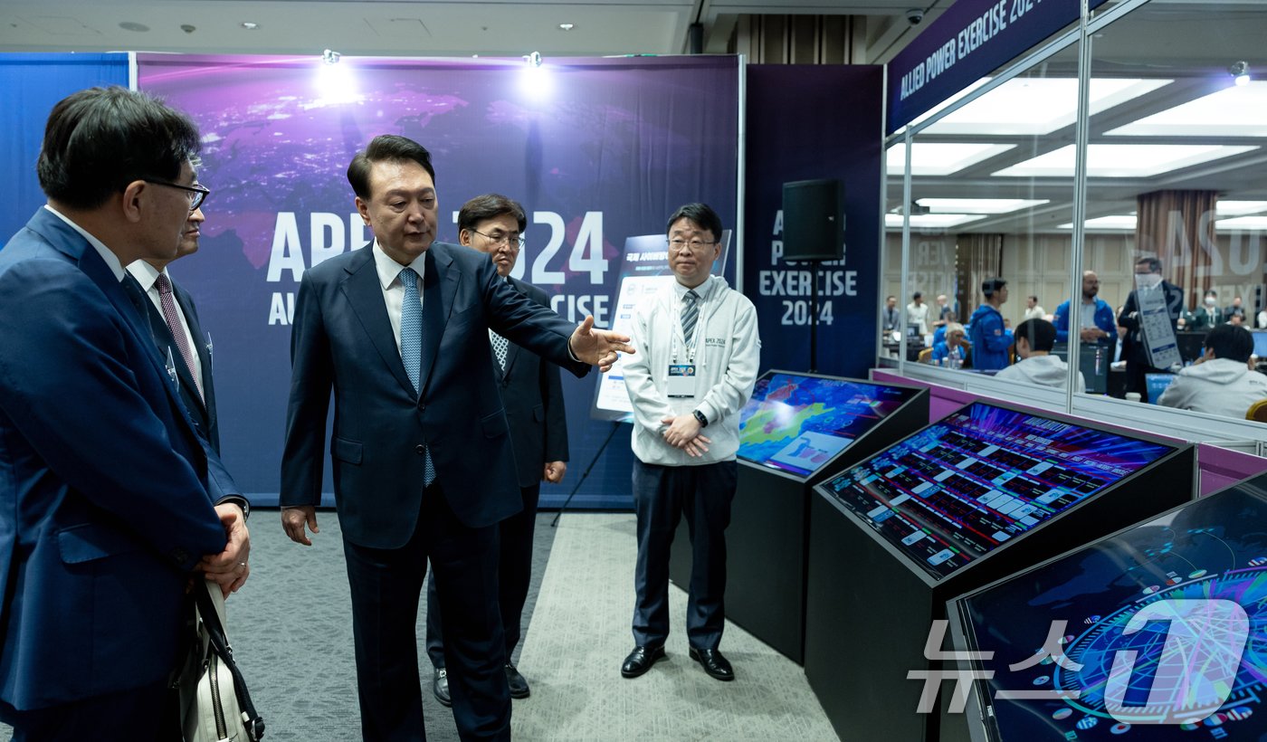 본문 이미지 - 윤석열 대통령이 11일 서울 강남구 코엑스에서 열린 '사이버 서밋 코리아(CSK) 2024'에서 국제 사이버훈련장(APEX)을 방문, 훈련 현황을 살펴보고 있다. (대통령실 제공) 2024.9.11/뉴스1 ⓒ News1 송원영 기자