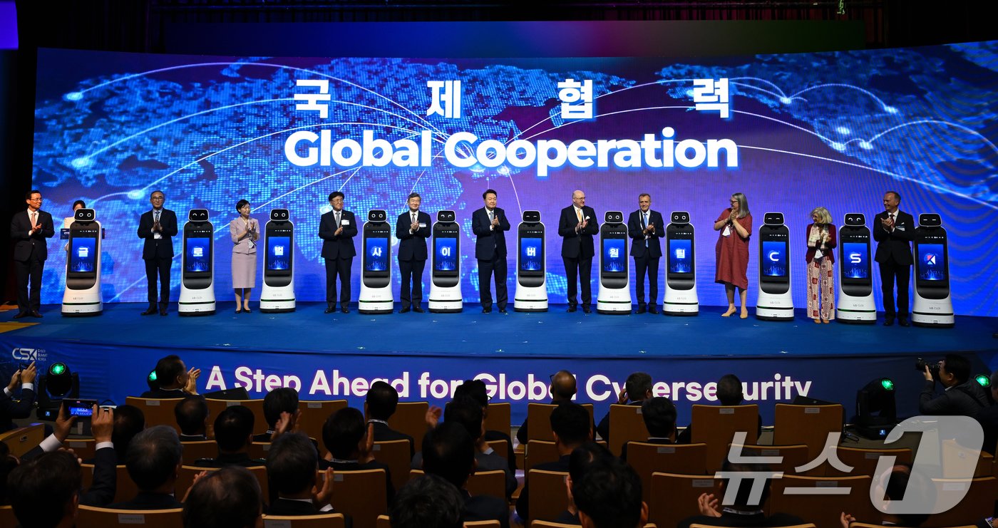 본문 이미지 - 윤석열 대통령이 11일 서울 강남구 코엑스에서 열린 사이버 서밋 코리아(CSK) 2024 개회식에서 사이버 파트너스(Cyber Partners) 출범 및 원팀 세리머니를 하고 있다. 왼쪽부터 신익현 LIG넥스원 대표, 김영섭 KT대표, 이수현 윈스 CISO, 유상임 과학기술정보통신부 장관, 조태용 국가정보원장, 윤 대통령, 볼프강 앙거홀처 주한오스트리아 대사, 아르메아누 체자르 마놀레 주한루마니아 대사, 미셸 윈스로프 주한아일랜드 대사, 에밀리아 가토 주한이탈리아 대사, 마트 누르마 북대서양조약기구(NATO·나토) 사이버방위센터장. (대통령실 제공) 2024.9.11/뉴스1 ⓒ News1 송원영 기자
