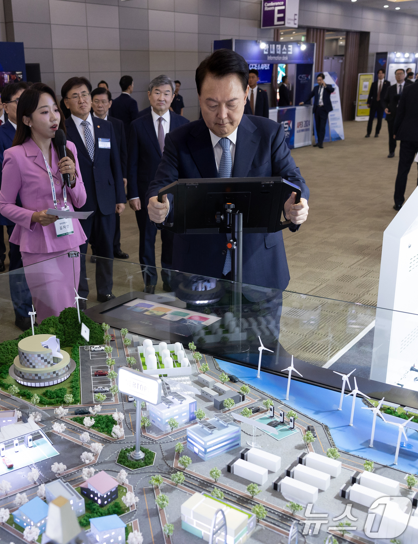 (서울=뉴스1) 송원영 기자 = 윤석열 대통령이 11일 서울 강남구 코엑스에서 열린 '사이버 서밋 코리아(CSK) 2024'에서 한국전력 부스를 방문, 증강현실로 에너지타운 모형의 …