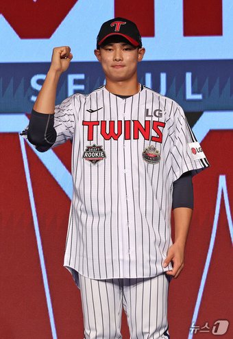 본문 이미지 - 11일 오후 서울 송파구 롯데호텔 월드에서 열린 ‘2025 KBO 신인 드래프트’에서 LG 1라운드 10순위로 지명된 김영우(서울고)가 포즈를 취하고 있다. 2024.9.11/뉴스1 ⓒ News1 장수영 기자