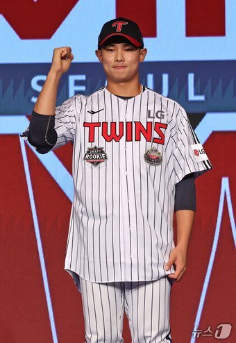 11일 오후 서울 송파구 롯데호텔 월드에서 열린 ‘2025 KBO 신인 드래프트’에서 LG 1라운드 10순위로 지명된 김영우&#40;서울고&#41;가 포즈를 취하고 있다. 2024.9.11/뉴스1 ⓒ News1 장수영 기자