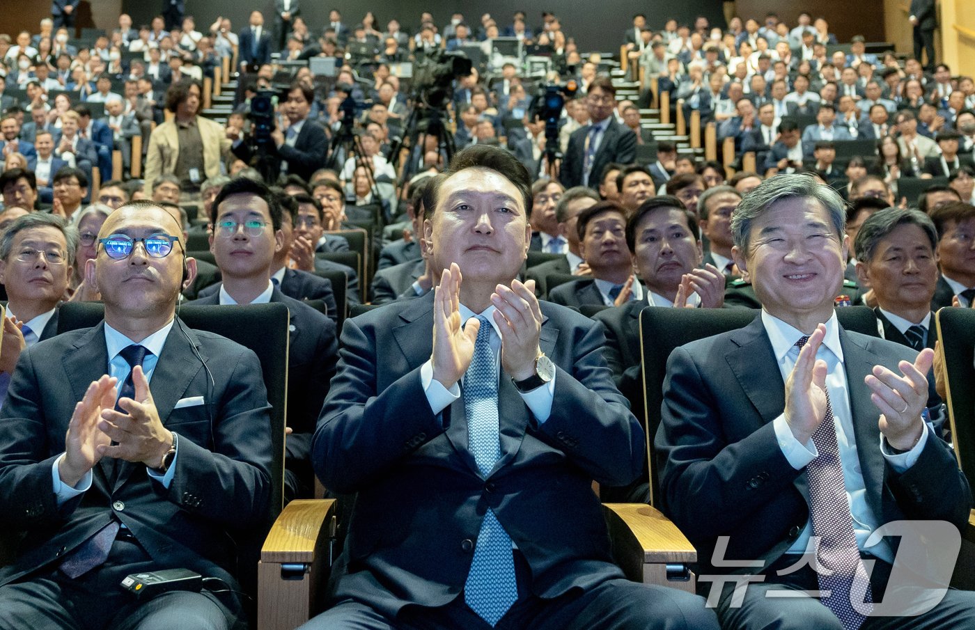 본문 이미지 - 윤석열 대통령이 11일 서울 강남구 코엑스에서 열린 사이버 서밋 코리아(CSK) 2024 개회식에서 주제영상을 시청한 후 박수를 치고 있다. (대통령실 제공) 2024.9.11/뉴스1 ⓒ News1 송원영 기자