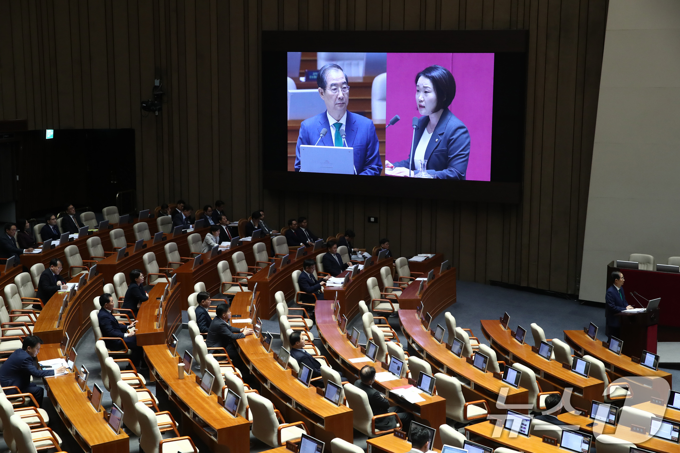 (서울=뉴스1) 이광호 기자 = 한덕수 국무총리가 11일 오후 서울 여의도 국회 본회의장에서 열린 경제분야 대정부질문에 출석해 이소영 더불어민주당 의원 질의를 듣고 있다. 2024 …