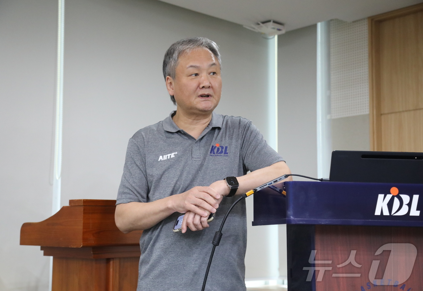 (서울=뉴스1) 유수연 기자 = 유재학 KBL 경기본부장이 11일 오후 서울 강남구 KBL 센터에서 열린 2024-2025 시즌 규칙 설명회에서 U파울에 대해 설명하고 있다. 20 …