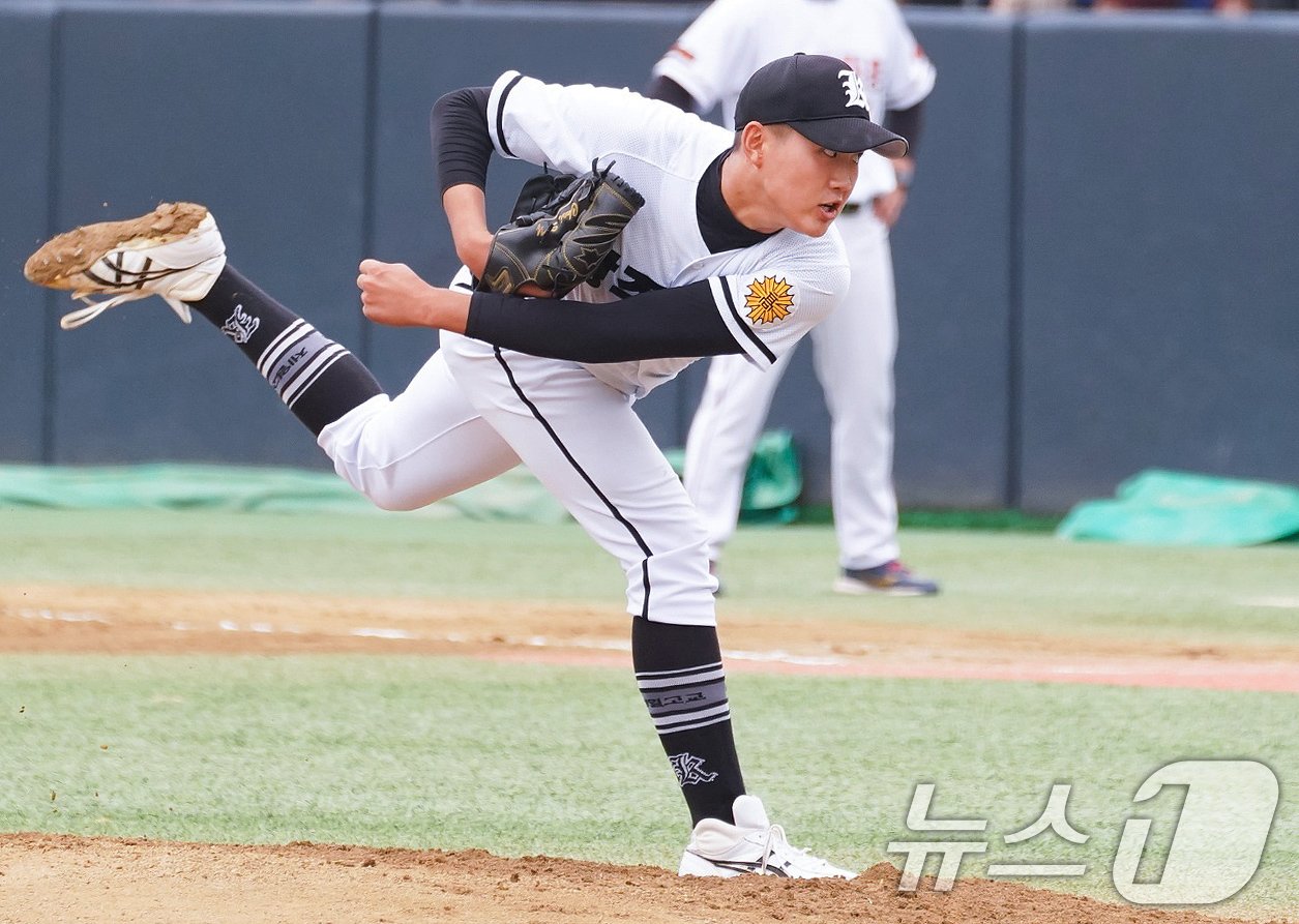 본문 이미지 - 11일 오후 서울 송파구 롯데호텔 월드에서 열린 ‘2025 KBO 신인 드래프트’에서 롯데 1라운드 4순위로 지명된 김태현(광주제일고)의 경기 모습. (롯데 자이언츠 제공) 2024.9.11/뉴스1 ⓒ News1 장수영 기자