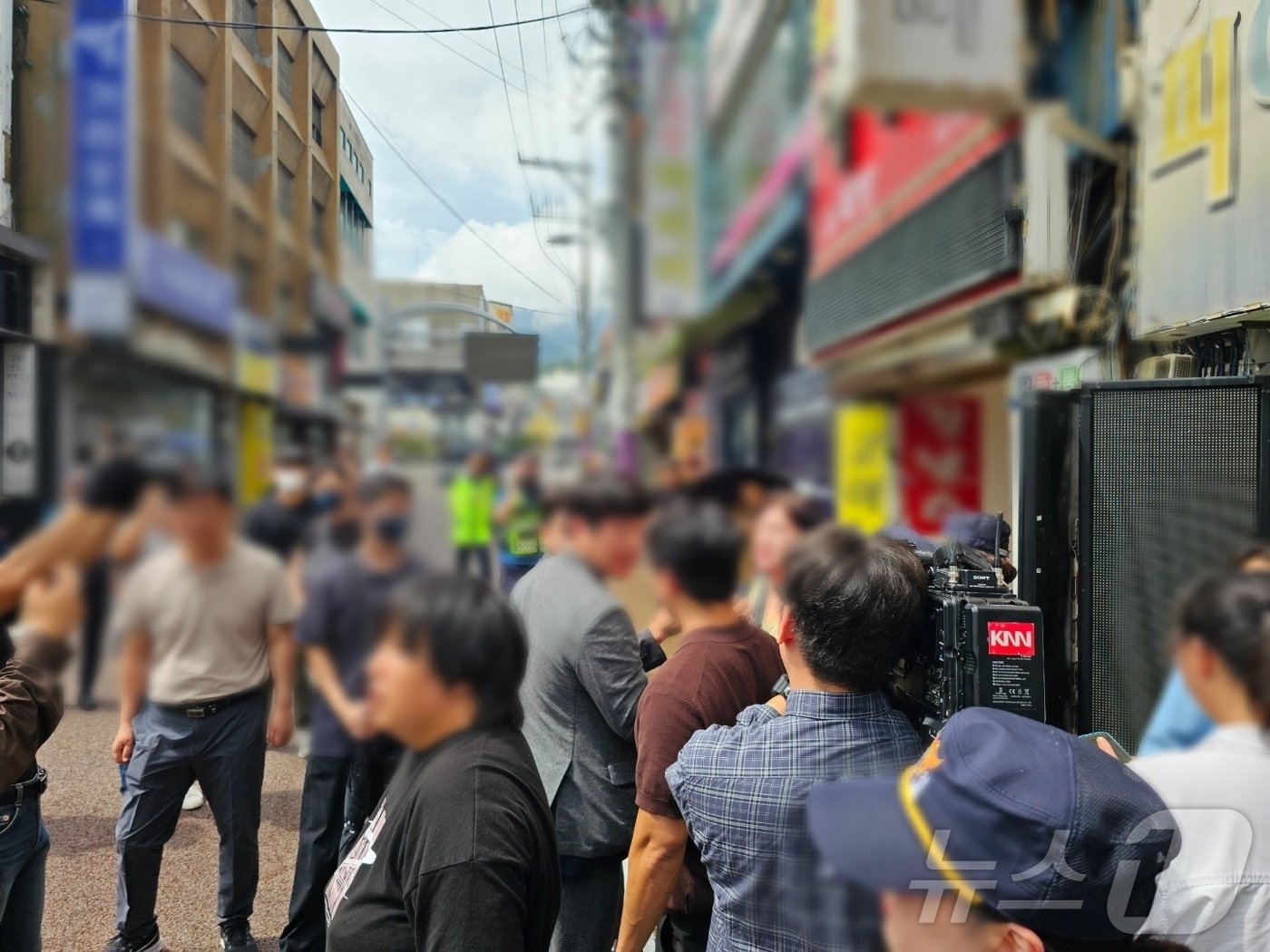 11일 낮 창원 오동동문화광장 일본군 위안부 소녀상 앞에서 연 극우단체 집회에서 혐오발언이 이어지자 이를 지켜보던 시민이 항의하고 있다. 2024.9.4 ⓒ 뉴스1 박민석 기자