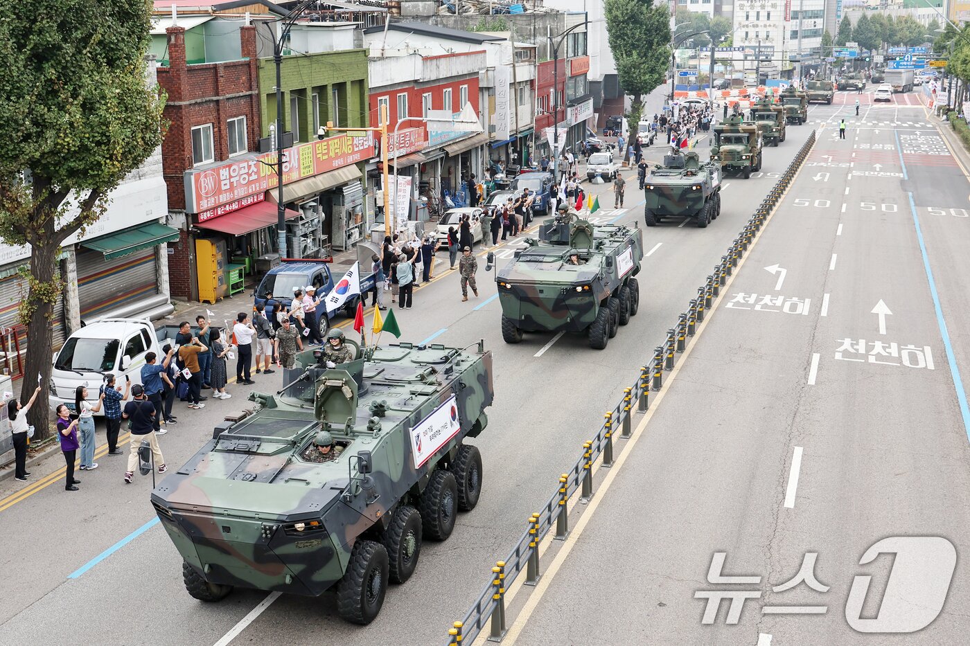 본문 이미지 - 지난해  &#39;제74주년 인천상륙작전 기념 시가행진&#39; 행렬에 장갑차를 비롯한 군 장비들이 투입 돼 도로 위를 달리고 있다. 2024.9.11/뉴스1 ⓒ News1 민경석 기자