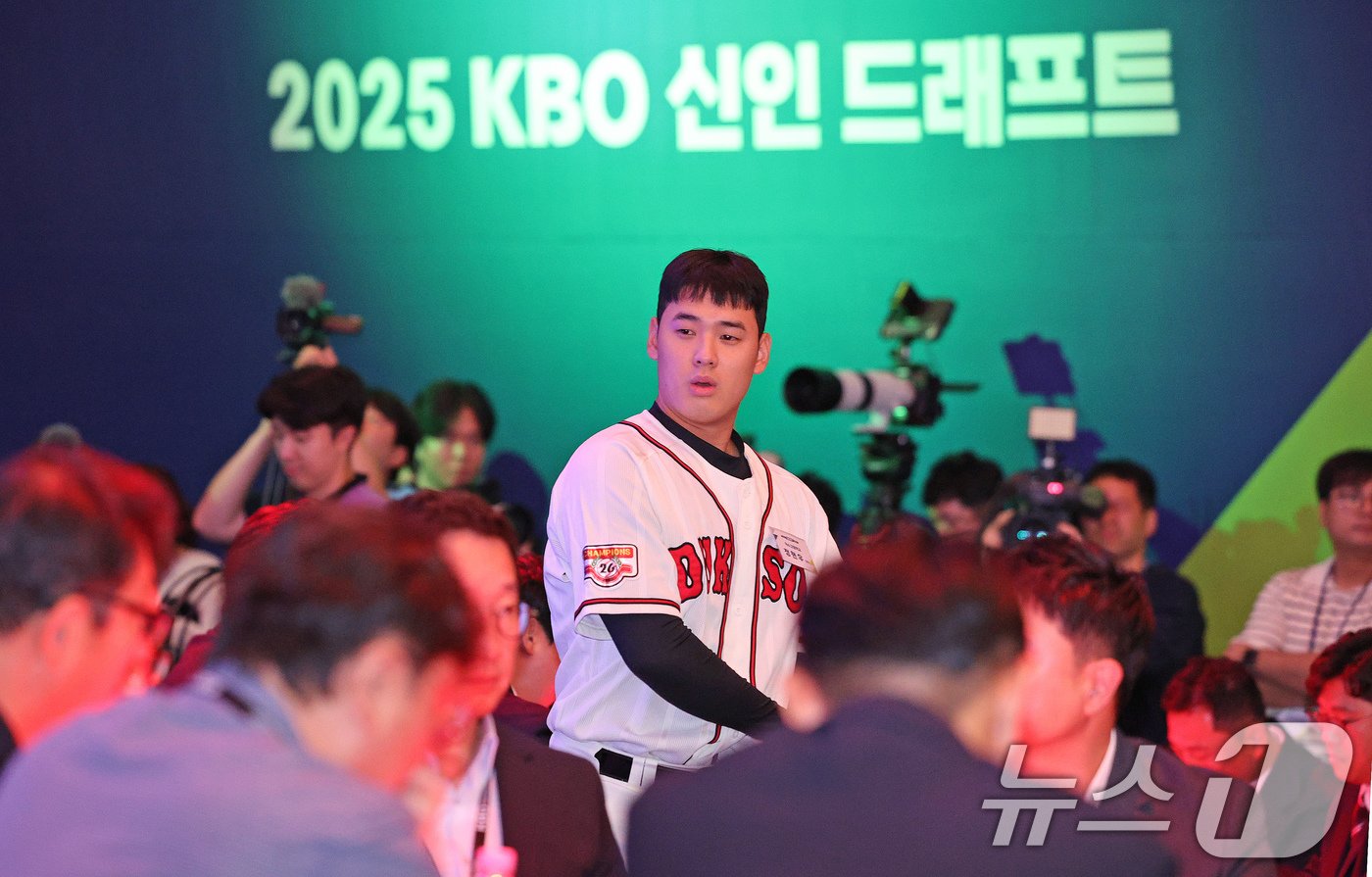 11일 오후 서울 송파구 롯데호텔 월드에서 열린 ‘2025 KBO 신인 드래프트’에서 키움 1라운드 1순위로 지명된 정현우&#40;덕수고&#41;가 무대로 오르고 있다. 2024.9.11/뉴스1 ⓒ News1 장수영 기자