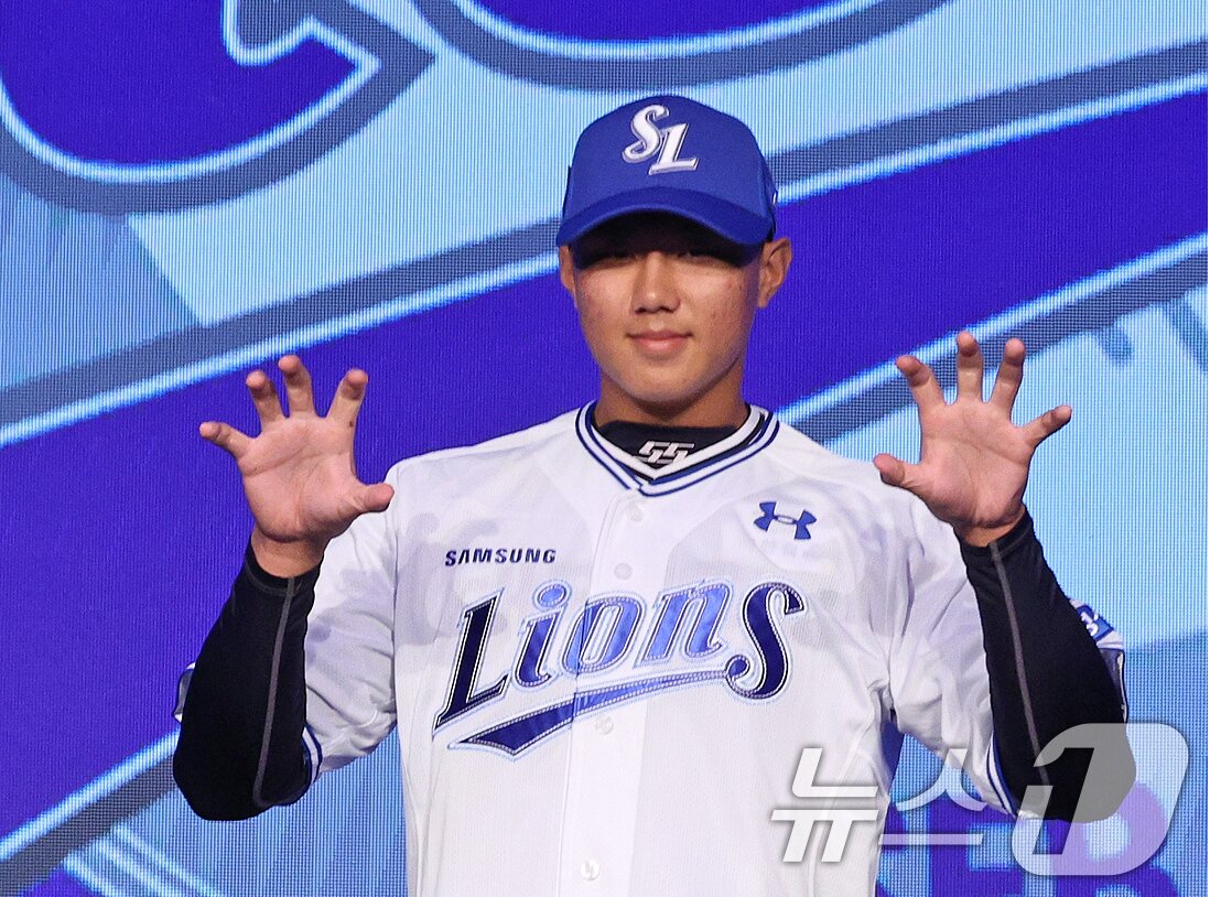 본문 이미지 - 11일 오후 서울 송파구 롯데호텔 월드에서 열린 ‘2025 KBO 신인 드래프트’에서 삼성 1라운드 3순위로 지명된 배찬승(대구고)이 포즈를 취하고 있다. 2024.9.11/뉴스1 ⓒ News1 장수영 기자