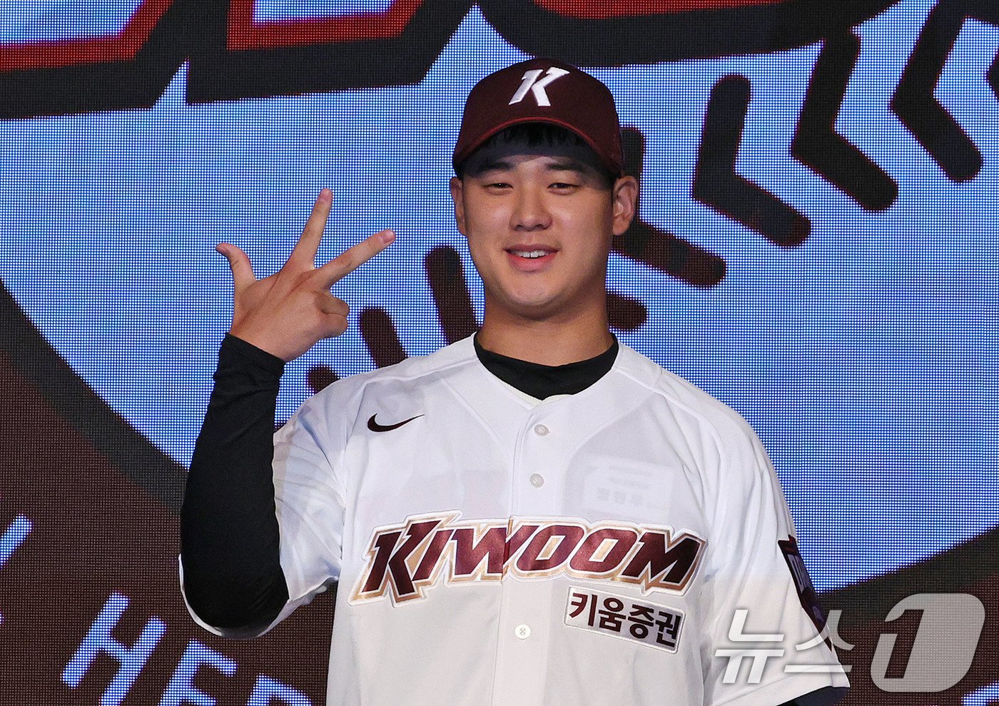 본문 이미지 - 11일 오후 서울 송파구 롯데호텔 월드에서 열린 ‘2025 KBO 신인 드래프트’에서 키움 1라운드 1순위로 지명된 정현우&#40;덕수고&#41;가 포즈를 취하고 있다. 2024.9.11/뉴스1 ⓒ News1 장수영 기자