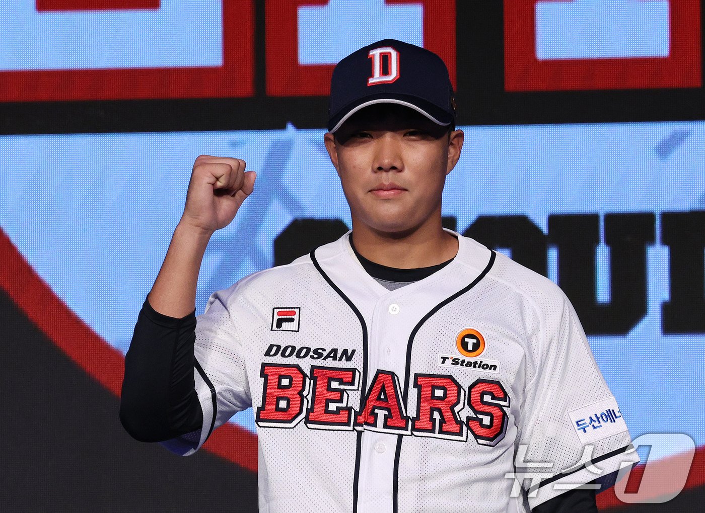 본문 이미지 - 11일 오후 서울 송파구 롯데호텔 월드에서 열린 ‘2025 KBO 신인 드래프트’에서 두산 1라운드 6순위로 지명된 박준순(덕수고)이 포즈를 취하고 있다. 2024.9.11/뉴스1 ⓒ News1 장수영 기자