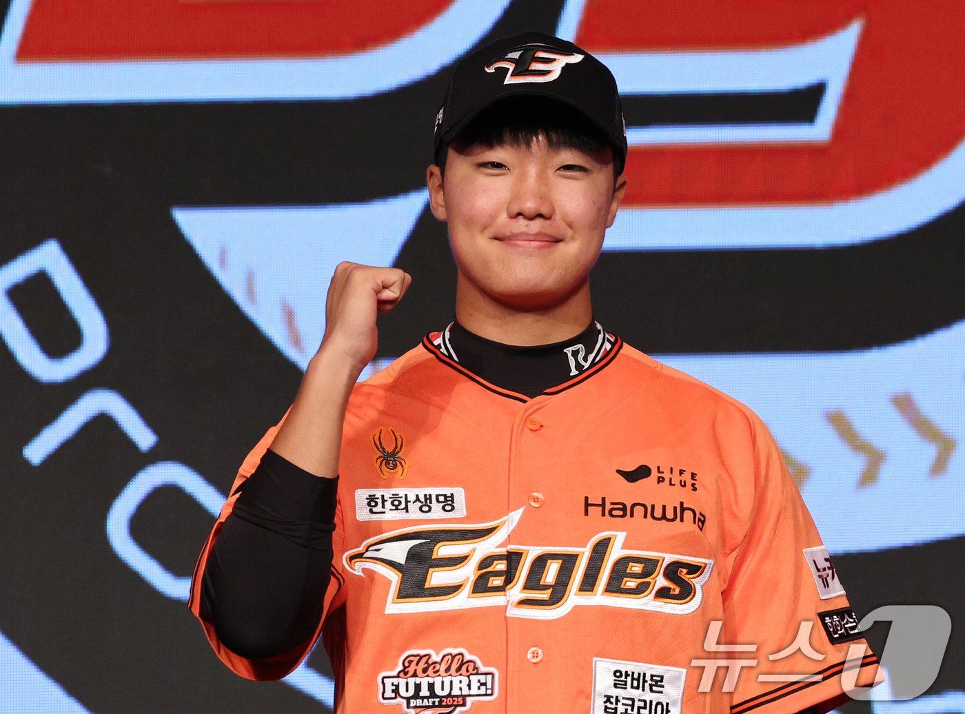 본문 이미지 - 11일 오후 서울 송파구 롯데호텔 월드에서 열린 ‘2025 KBO 신인 드래프트’에서 한화 1라운드 2순위로 지명된 정우주(전주고)가 포즈를 취하고 있다. 2024.9.11/뉴스1 ⓒ News1 장수영 기자