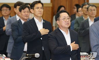 본문 이미지 - 이장우 대전시장이 11일 대전 중구 옛 충남도청사에서 열린 대전시-국민의힘 대전시당 당정협의회에서 국기에 대한 경례를 하고 있다. 2024.9.11/뉴스1 ⓒ News1 김기태 기자