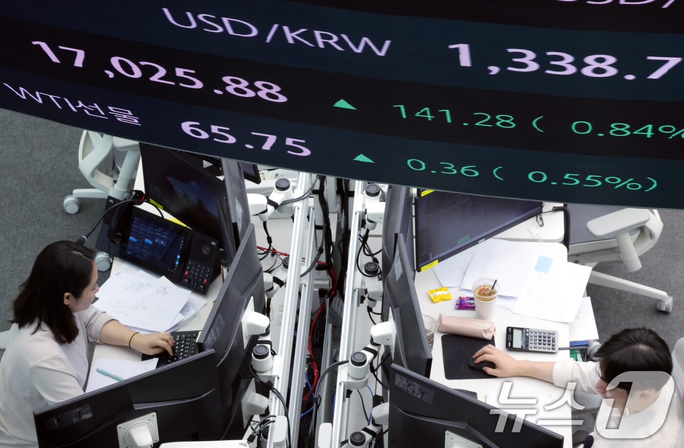 본문 이미지 - 서울 중구 하나은행 본점 딜링룸 전광판에 서부텍사스산원유&#40;WTI&#41; 선물 가격이 표시되고 있다.  ⓒ News1 박정호 기자