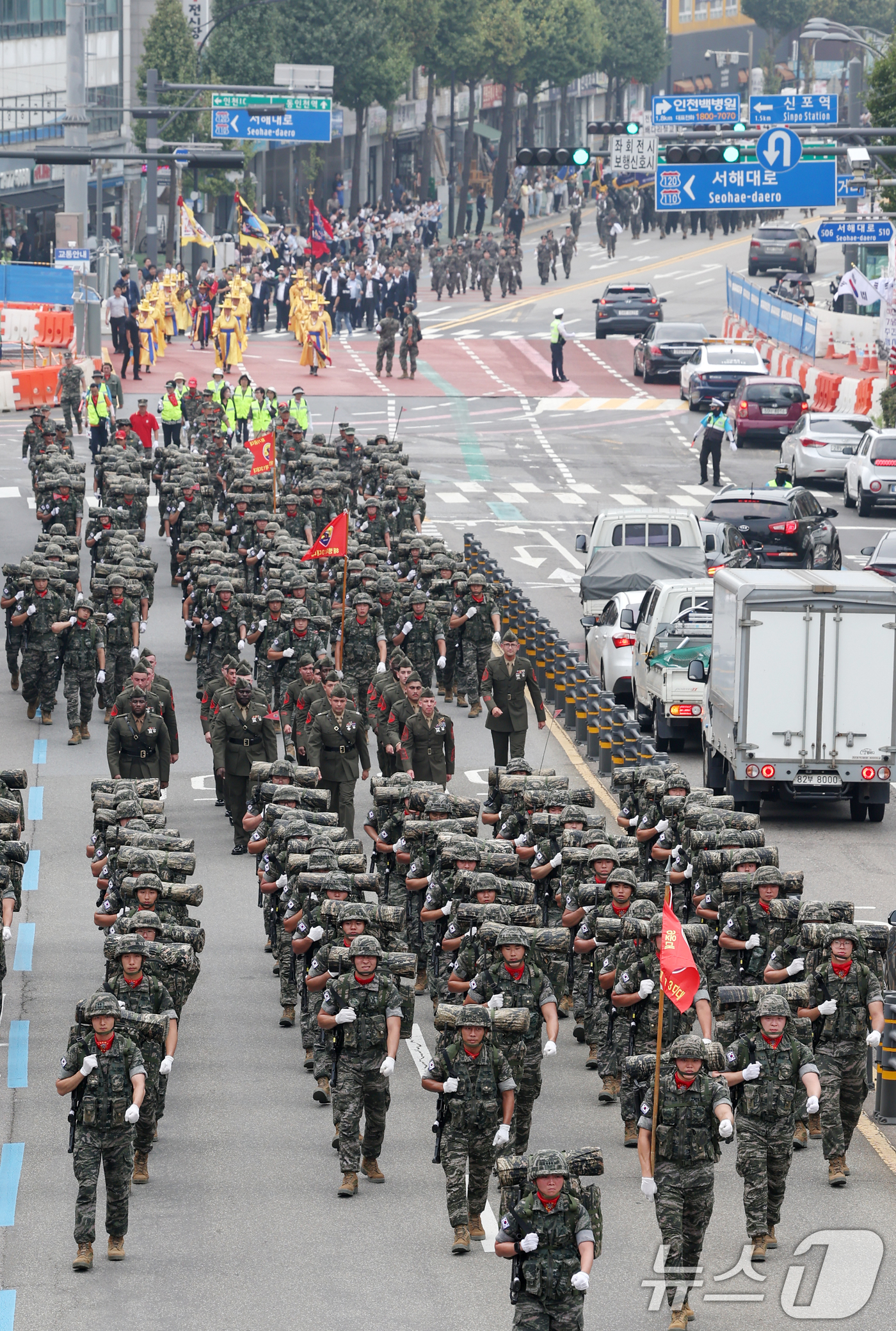 (인천=뉴스1) 민경석 기자 = 해병대 2사단과 육군 17사단, 주한 미국 해병대 장병들이 11일 오후 인천 중구 동인천역을 출발해 인천축구전용경기장까지 '제74주년 인천상륙작전 …