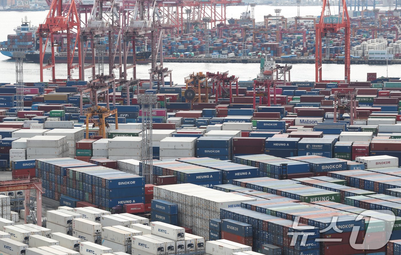 본문 이미지 - 부산항 신선대부두와 감만부두 야적장에 컨테이너가 가득 쌓여 있다. ⓒ News1 윤일지 기자