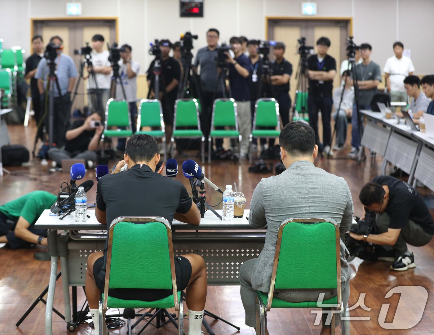 승부 조작 혐의로 중국축구협회로부터 영구 제명 징계를 받은 축구선수 손준호&#40;수원FC&#41;가 11일 오후 경기 수원시 장안구 수원시체육회관에서 열린 기자회견에서 입장을 밝히고 있다. 2024.9.11/뉴스1 ⓒ News1 김영운 기자